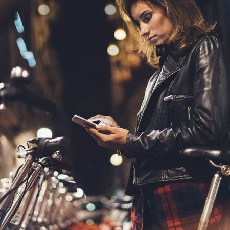 3 tips om je als vrouw ’s avonds buiten krachtig en veilig te voelen